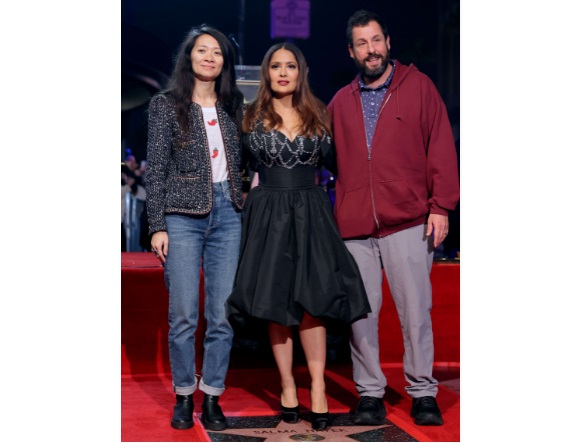 Terkenal Cuek, Adam Sandler Justru Jadi Ikon Fesyen Terpopuler 2021