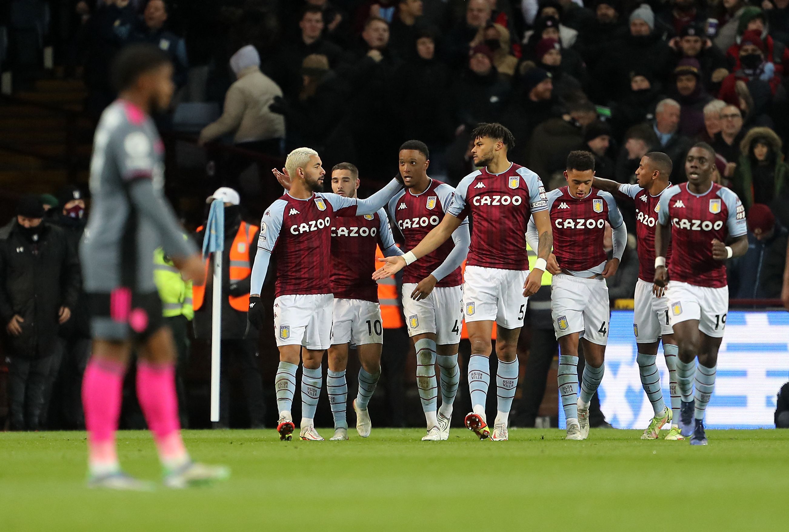 Para pemain Aston Villa melakukan selebrasi usai mencetak gol ke gawang Leicester City di laga Liga Primer Inggris.