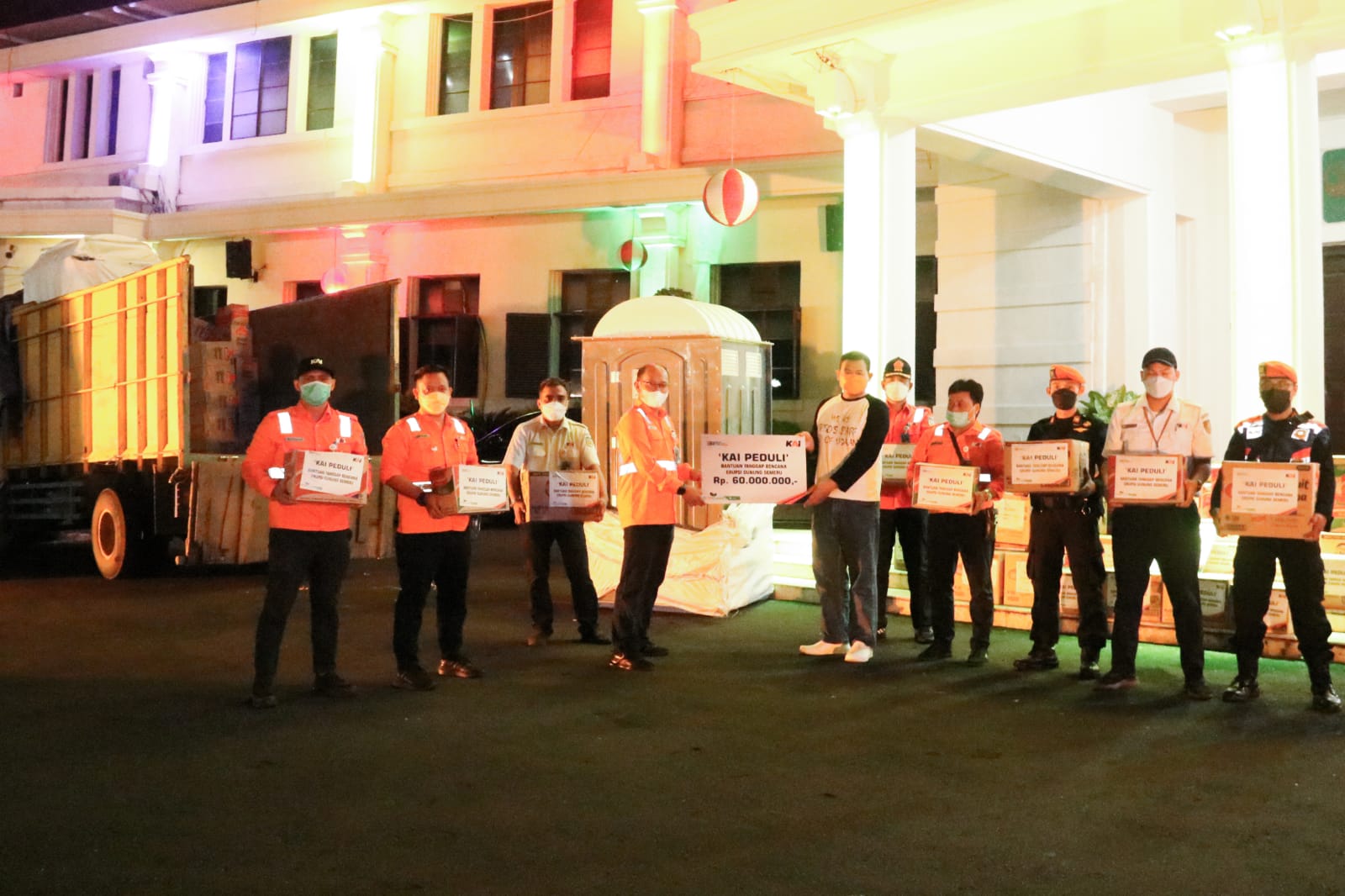 KAI Salurkan Bantuan Toilet Portable dan Sembako bagi Korban Erupsi Gunung Semeru