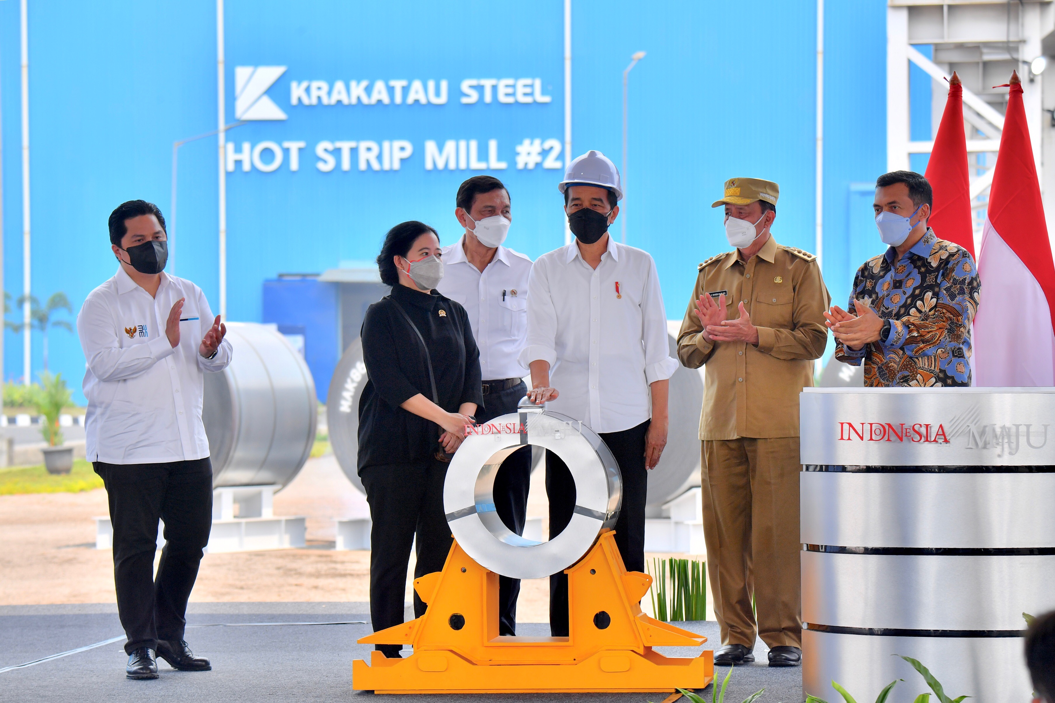 Menter BUMN, Erick Thohir (kiri) ikut mendampingi Presiden Jokowi (ketiga dari kanan) meresmikan pabrik Hot Strip Mill 2 Krakatau Steel.