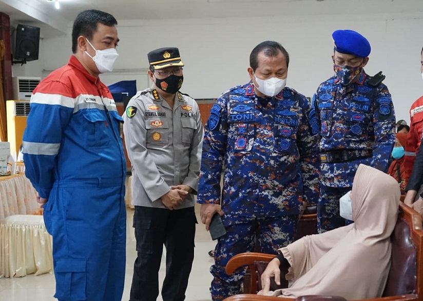 Kapolda Sumsel Irjen Toni Harmanto (dua kanan) meninjau pelaksanaan vaksinasi Covid-19 di Gedung Patra Ogan.