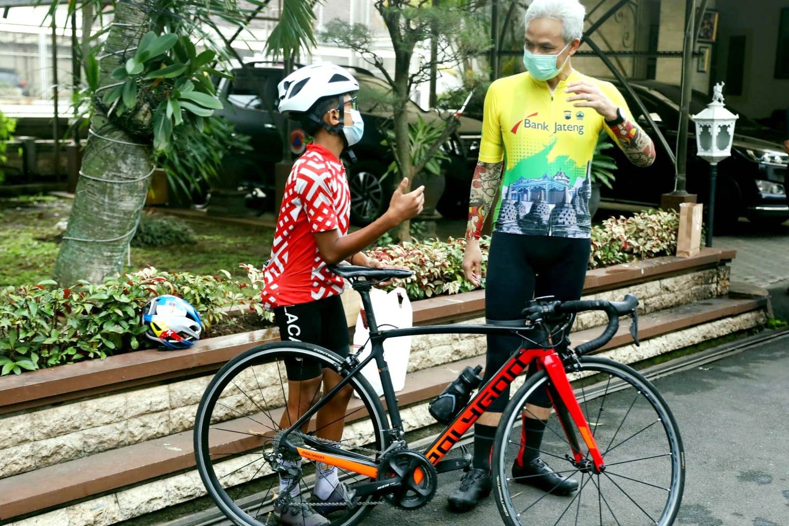 Gubernur Jawa Tengah Ganjar Pranowo (kanan) bersama siswa kelas 2 SMP Yudha Wiratama yang gowes dari Cilacap.