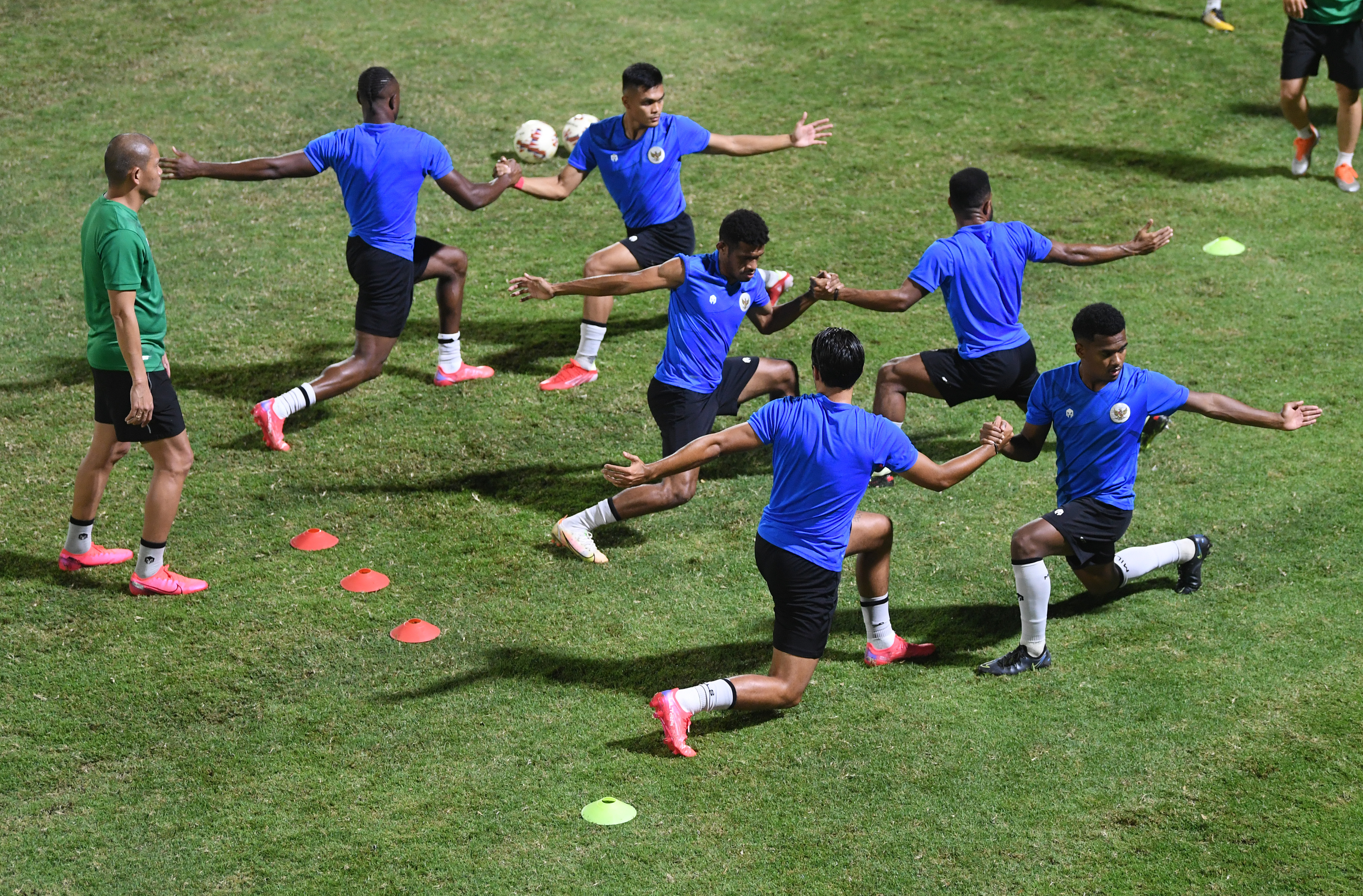 Pemain Timnas Indonesia berlatih di Lapangan B, Senayan, Jakarta.