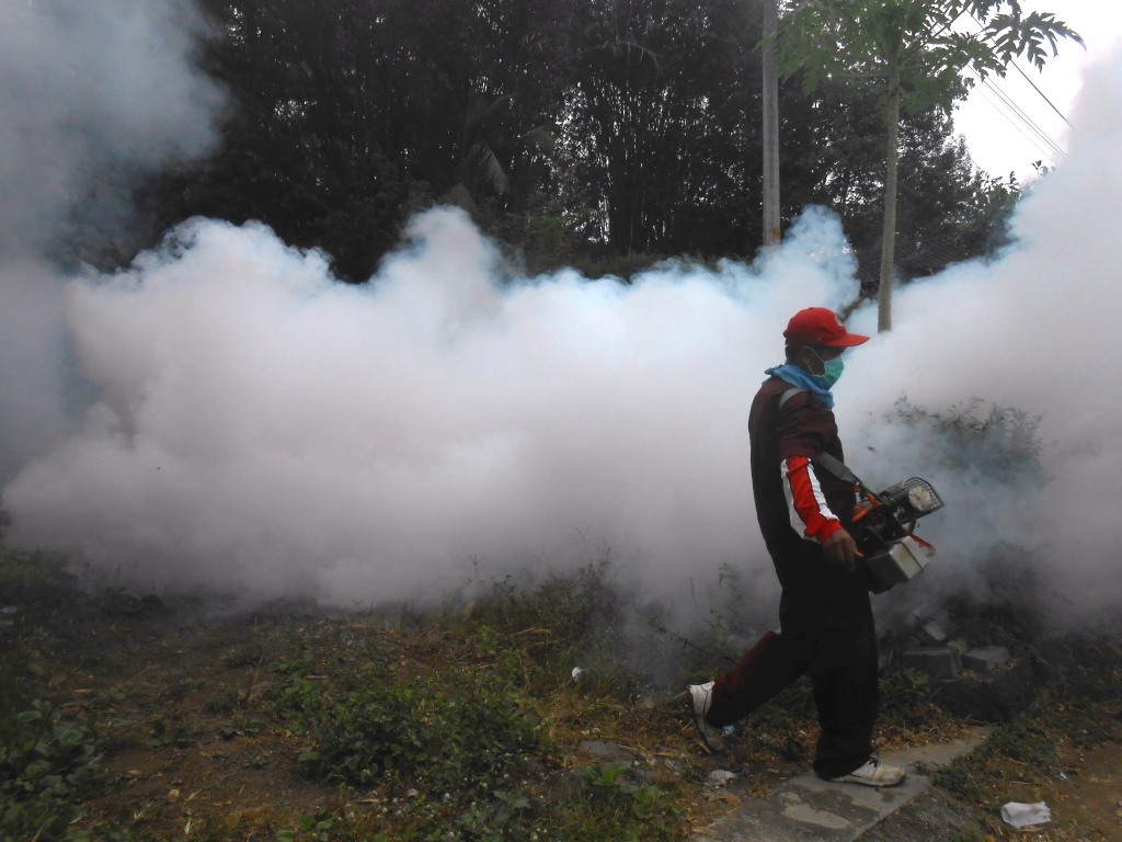 Dinkes Temanggung menggelar fogging untuk mengantisipasi merebaknya demam berdarah
