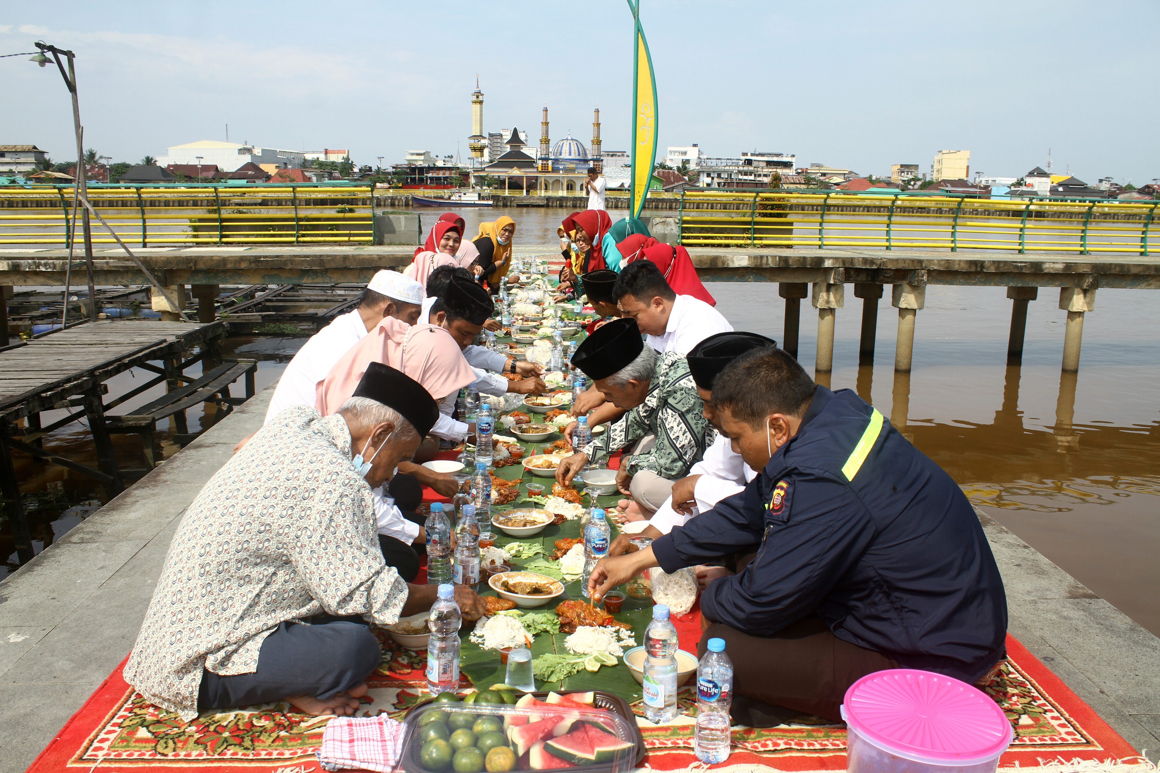 Ilustrasi--Warga menyantap makanan saat menggelar saprahan di tepian Sungai Kapuas, Pontianak, Kalimantan Barat.