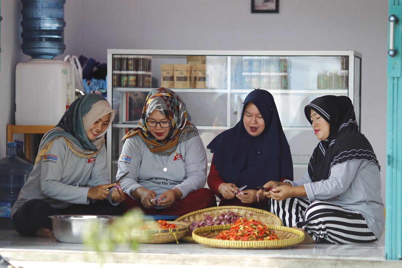 Para ibu sedang membuat Sambel kreteg dengan dukungan Program Community Development dari , PT Indonesia Power Suralaya PGU.