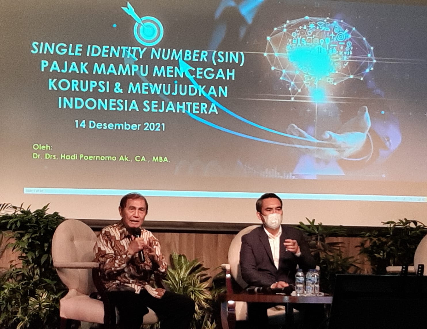 Mantan Direktur Jenderal Pajak Hadi Poernomo (kiri) pada webinar yang digelar Pusaka, Fakultas Hukum Universitas Pelita Harapan (UPH).