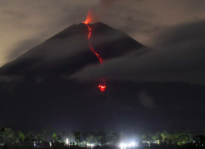 Gunung Semeru mengeluarkan lava pijar terlihat dari Desa Oro Oro Ombo, Lumajang, Jawa Timur, Minggu (17/1/2021).