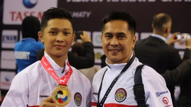 Peraih medali emas Kejuaraan Karate-Do Asia 2021, Muhammad Akio Zaiko (kiri) dan pelatih Donny Zaiko.