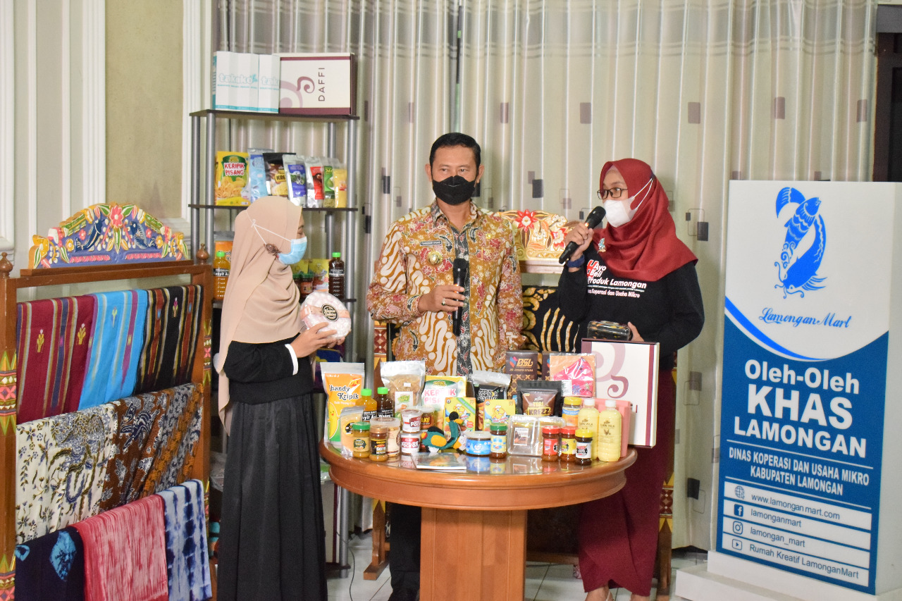 Produksi UMKM di Lamongan tengah ditampilkan dalam pameran