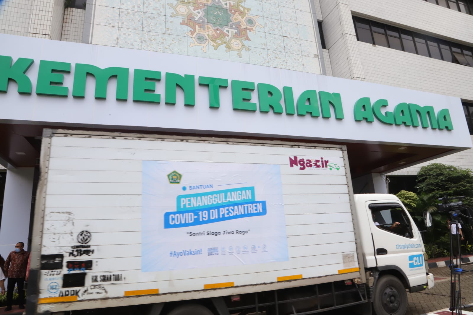  Paket bantuan penanggulangan Covid-19 kepada 1.000 pesantren dan 269 madrasah dalam bentuk barang siap disalurkan