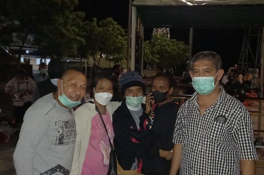 Natalia Rodriques (tengah) korban dugaan perdagaangan orang diselamatkan relawan Truk-F, Minggu malam (12/12)