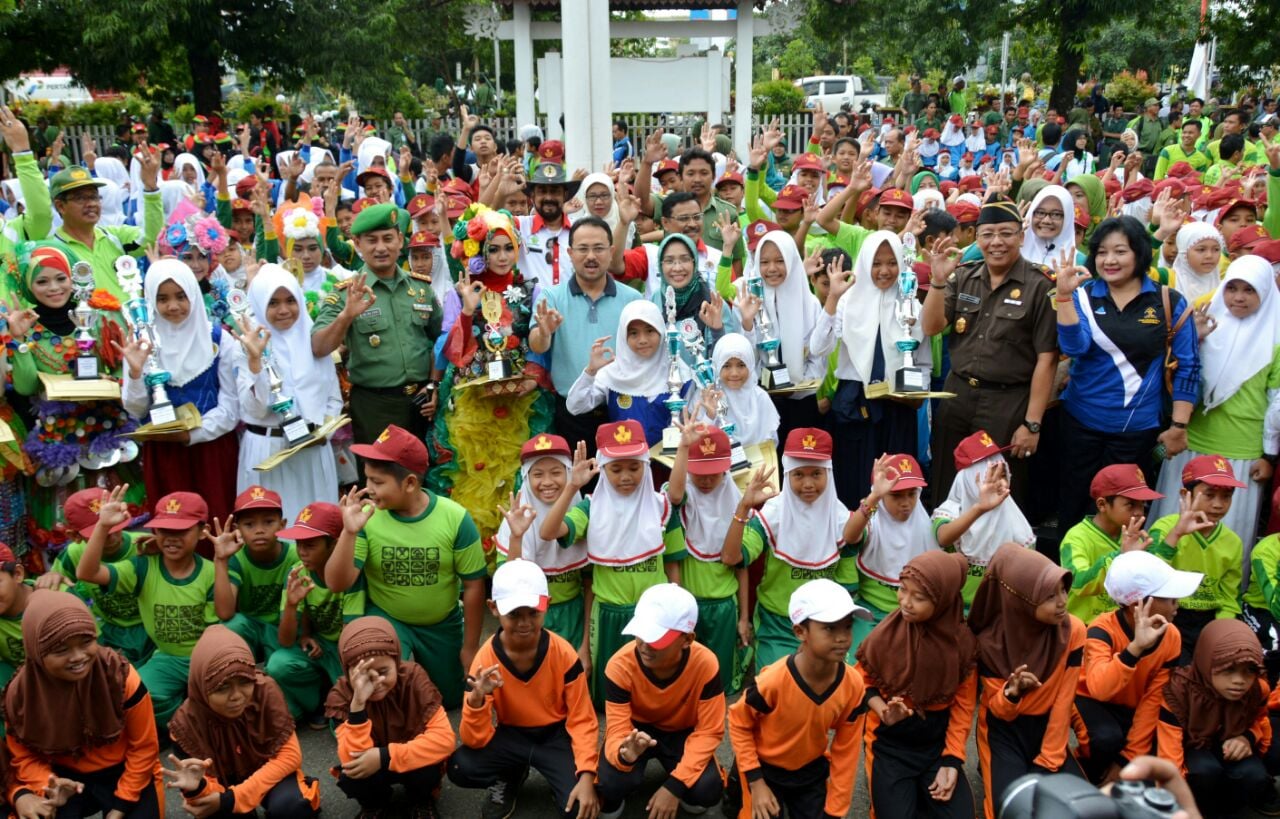  Warga sekolah penerima penghargaan Adiwiyata di Kabupaten Banjar, Kalsel, berfoto bersama