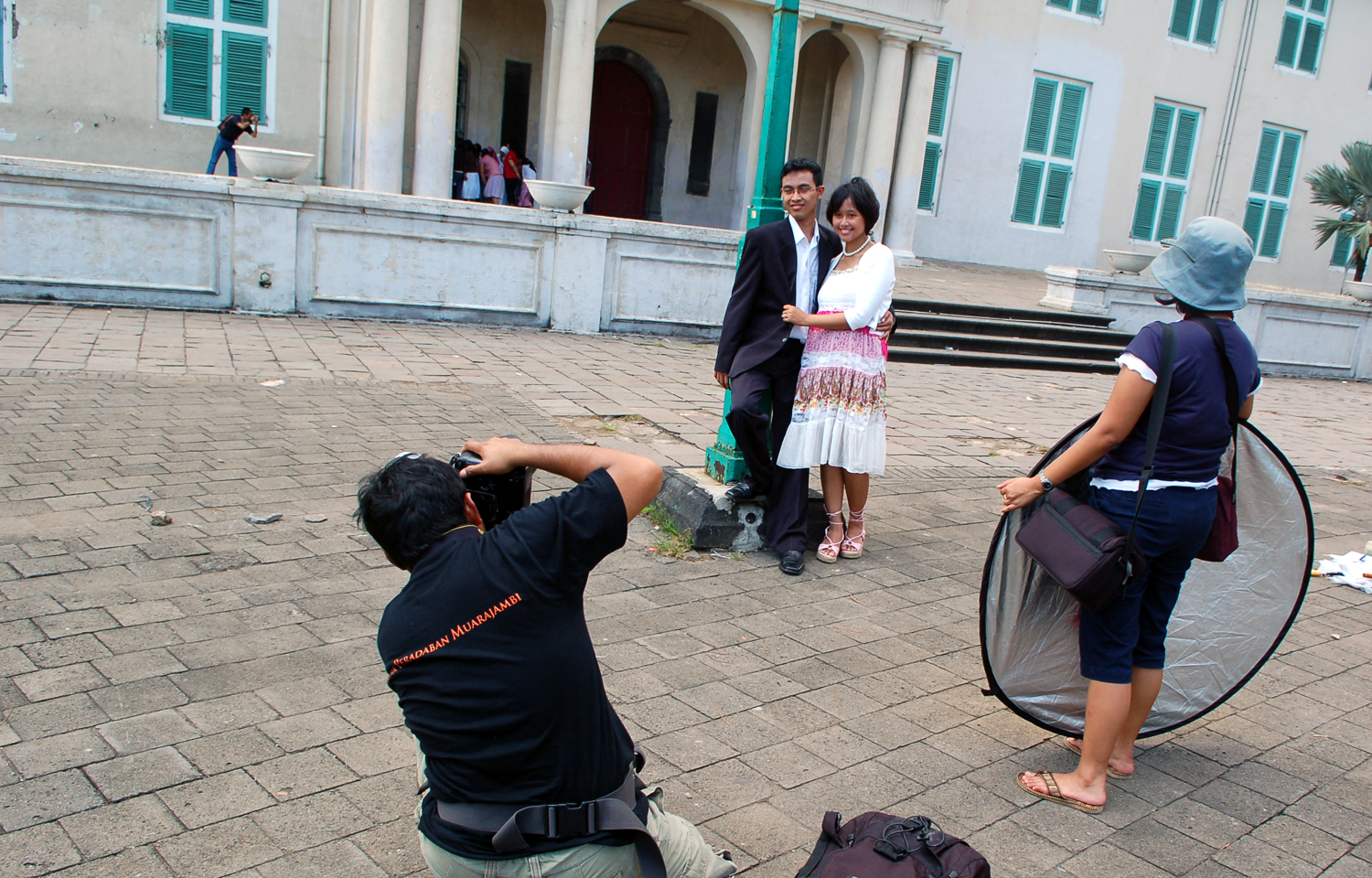 PRE WEDDING: Seorang fotografer memotret pra nikah sepasang pengantin di taman Museum Sejarah, Jakarta Barat.