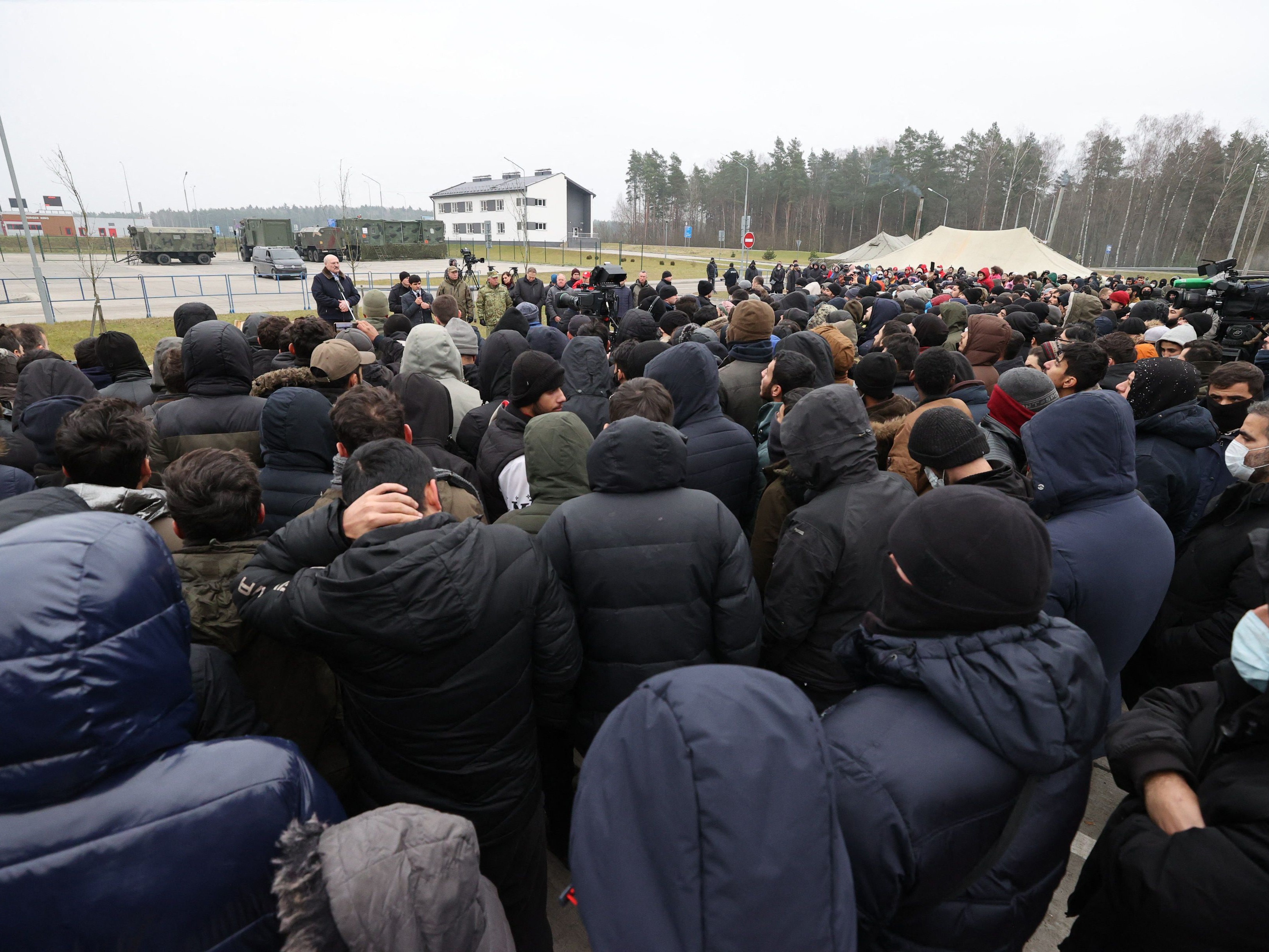 Presiden Belarus Alexander Lukashenko mengunjungi pusat migran yang tetap berada di negara itu setelah mencoba menyeberang ke UE.