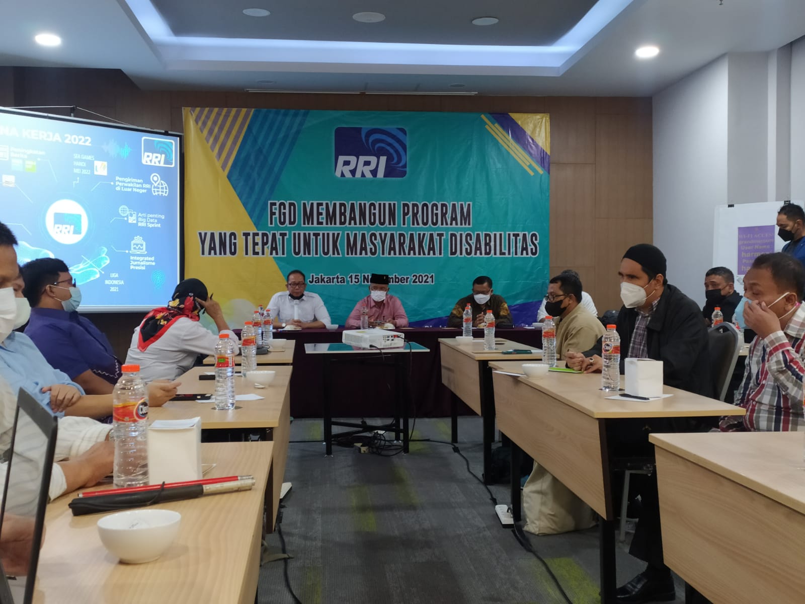 RRI diharapkan menyiarkan laporan pandangan mata pertandingan Liga 1 dan 2.