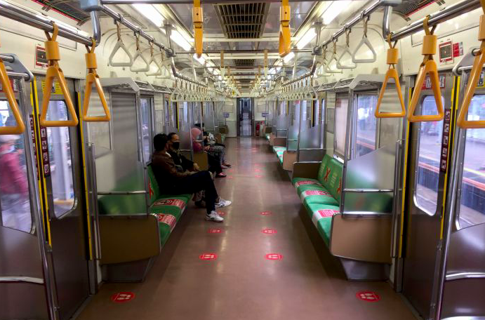 Suasana di gerbong KRL Commuter Line Jabodetabek.
