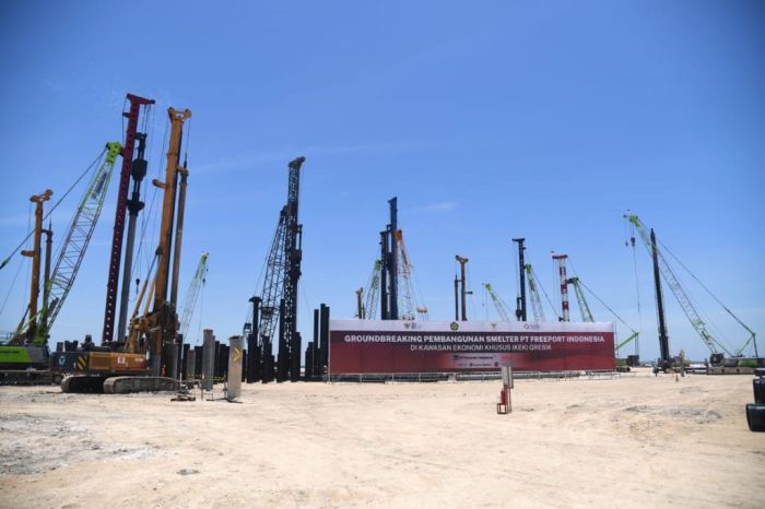 Pembangunan pabrik smelter tembaga di Gresik, Jatim. Pemerintah berencana menyetop ekspor mentah tembaga bila semlter telah beroperasi.