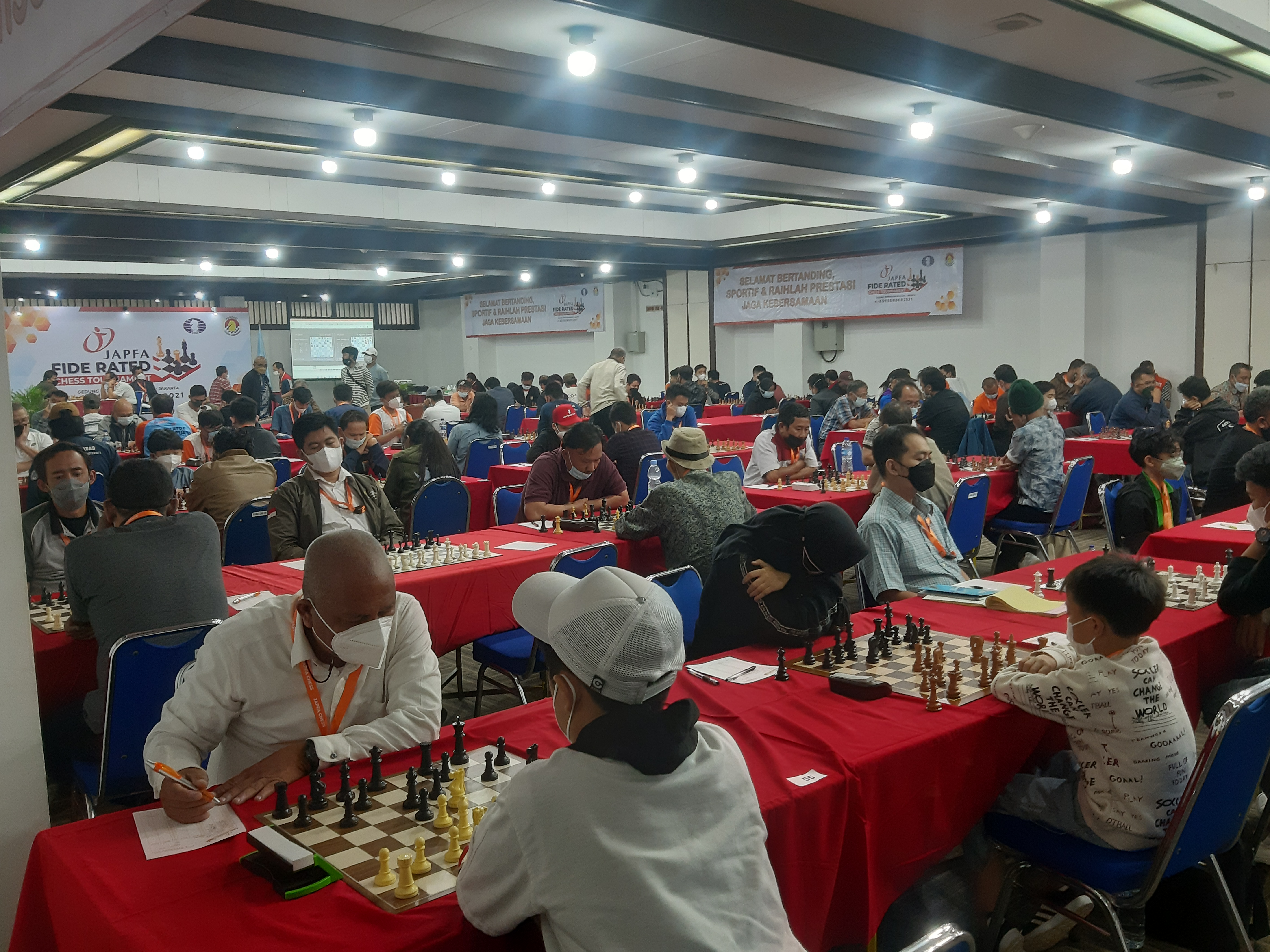 Sejumlah peserta ambil bagian di turnamen Catur JAPFA FIDE Rated Chess Tournament 2021 di Gedung Serbaguna Senayan, Minggu (5/12).