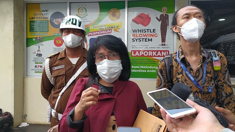 Istri aktivis hak asasi manusia (HAM) Munir Said Thalib, Suciwati, mendatangi Gedung JAM-Pidum Kejaksaan Agung, Kamis (9/12).