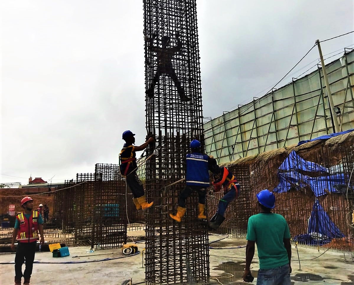 Pekerja menyelesaikan pembangunan superblock One Avenue Batam, Senin (13/12)