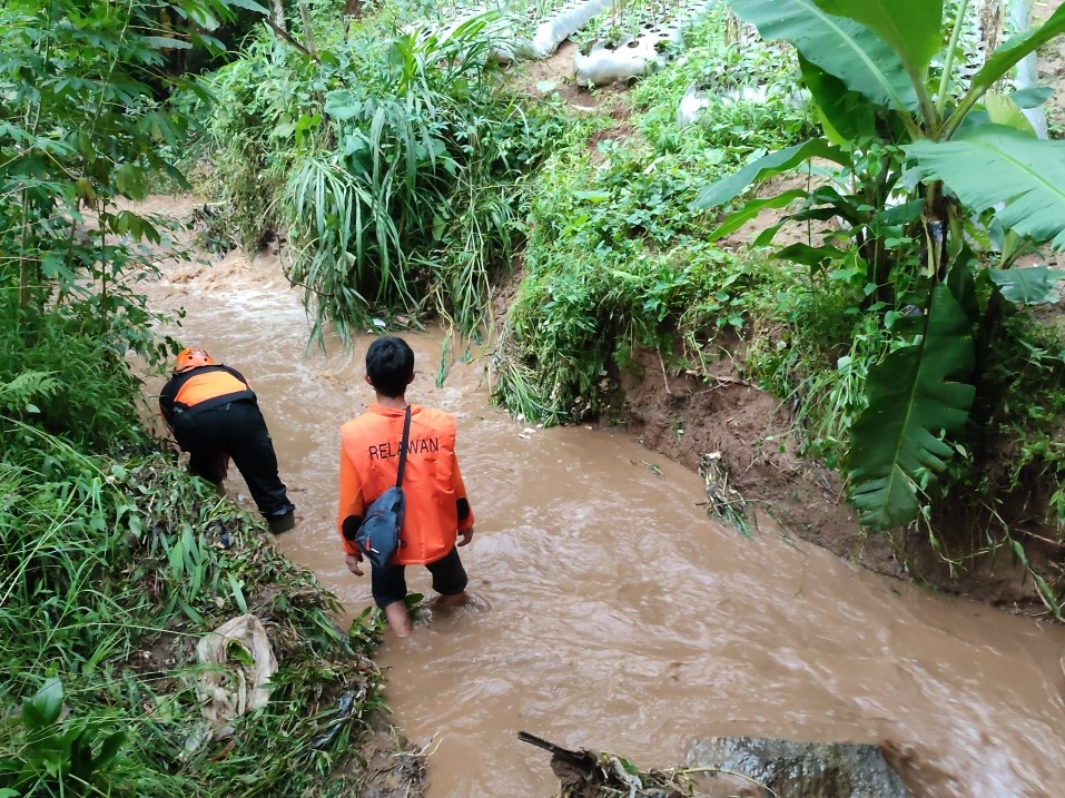 Hendak Selamatkan Anjing, Dua Warga Lembang Terbawa Aliran Sungai