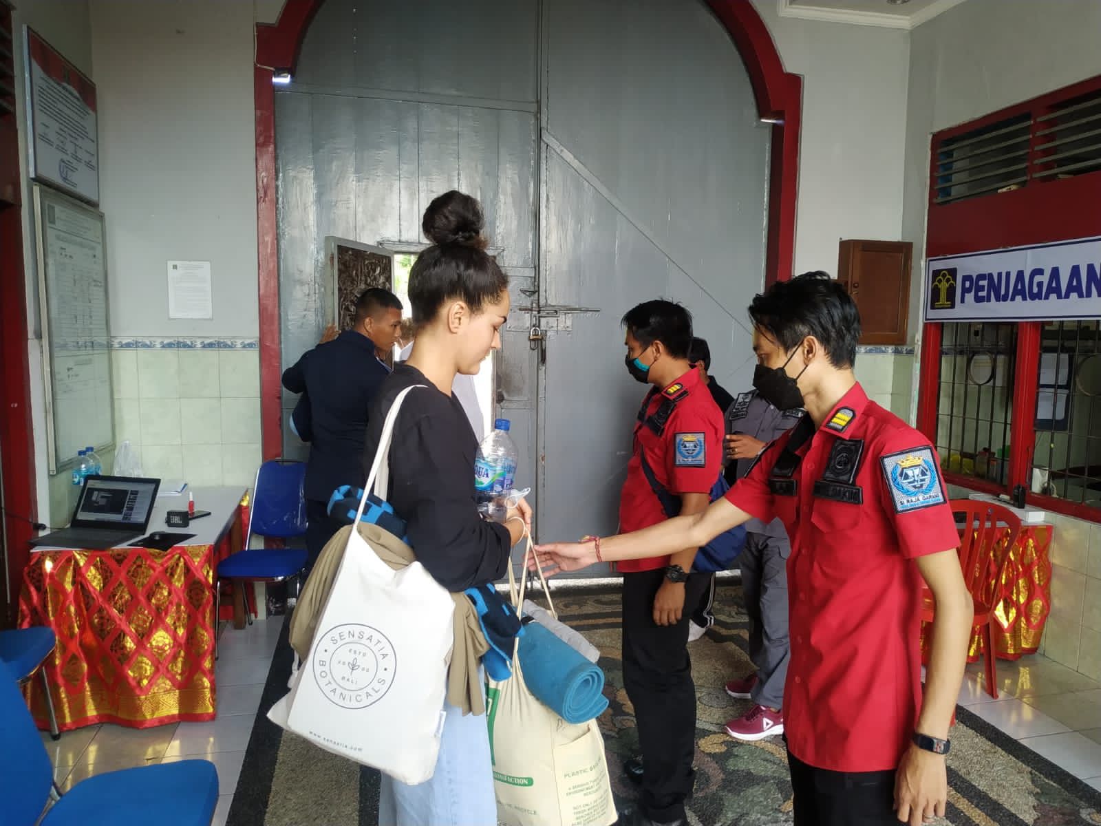 Proses deportasi dua WNA yang terjerat kasus PCR Palsu, Sabtu (30/10/2021). 