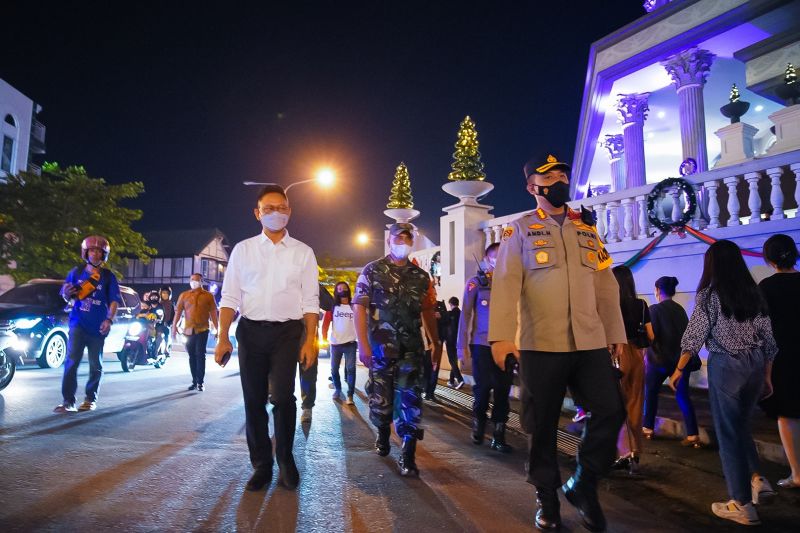 Wali Kota Pontianak Edi R Kamtono dan Kapolresta Pontianak Kota Kombesi Andi Herindra, meninjau ke lapangan perayaan natal di wilayahnya, J 