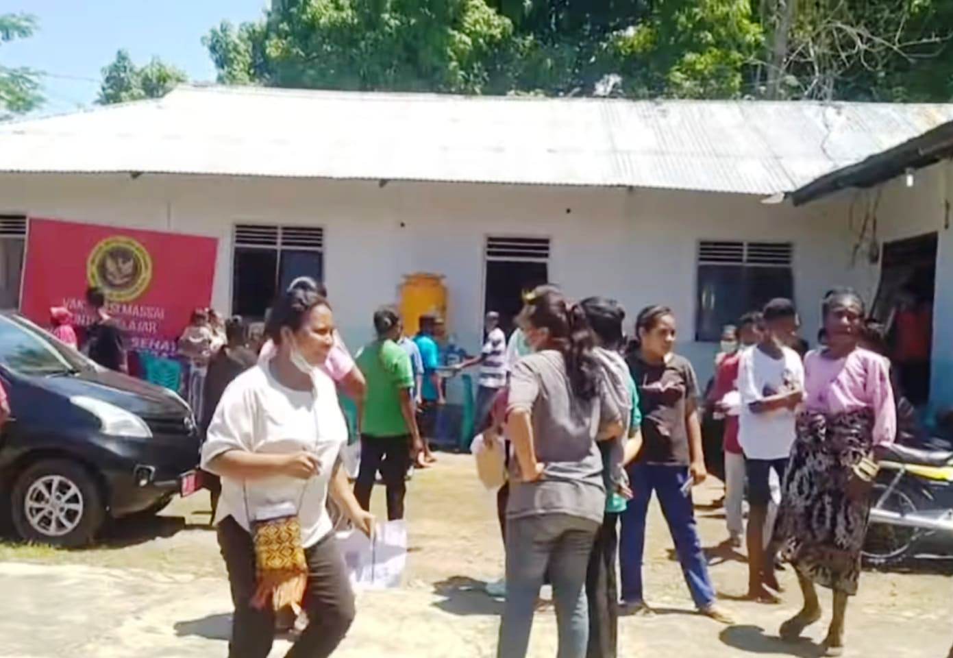 Warga berhamburan ke luar dari lokasi vaksinasi covid-19 di Sikka, NTT akibat gempa.