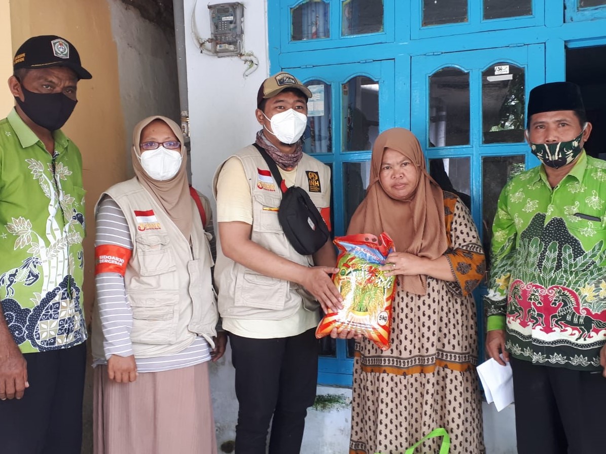 INH Salurkan Tandon Air untuk Pengungsi Semeru