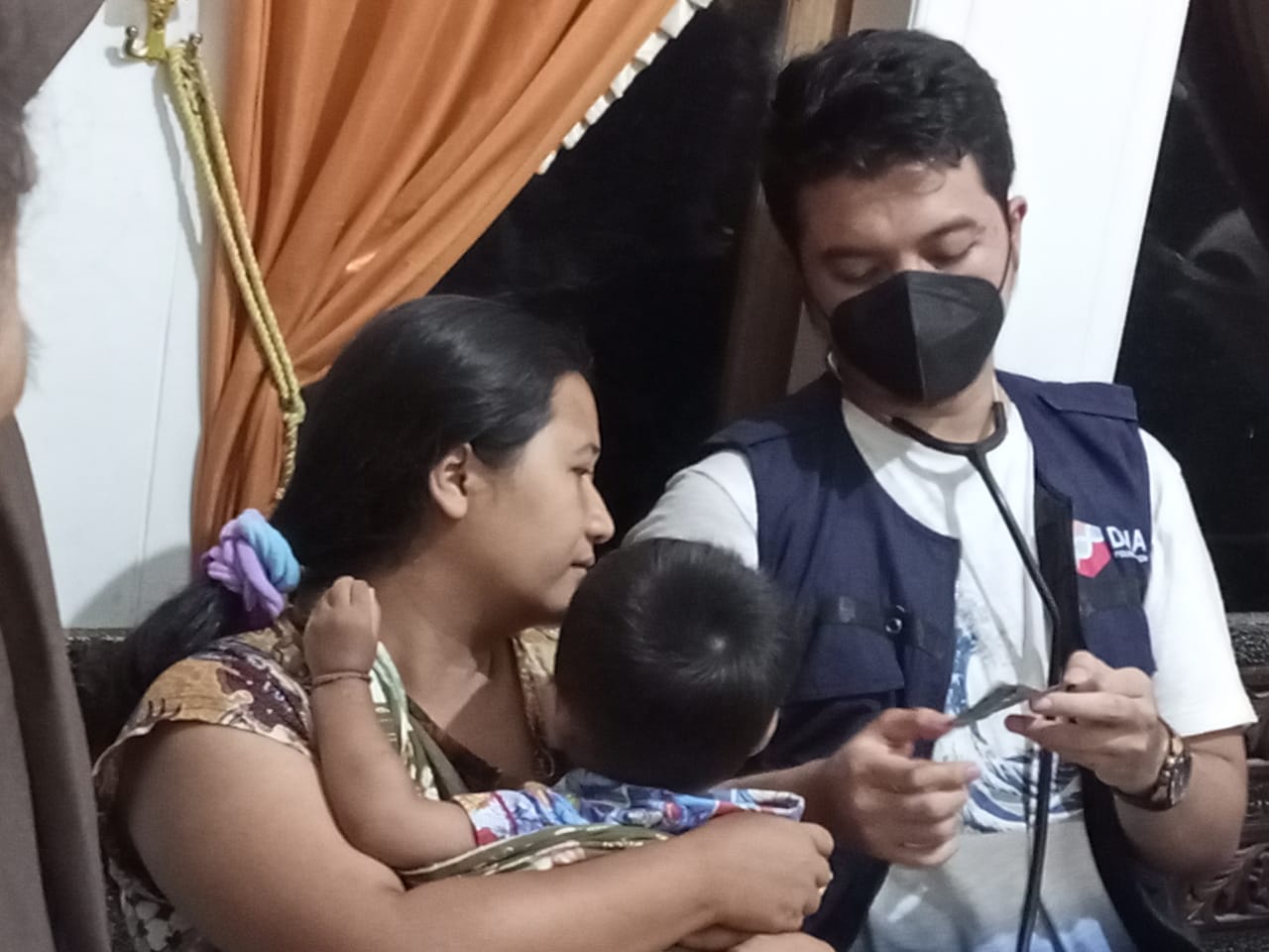 Warga terdampak erupsi Gunung Semeru mendapat bantuan dari tim DNA Foundation di Kabupaten Lumajang, Jawa Timur.