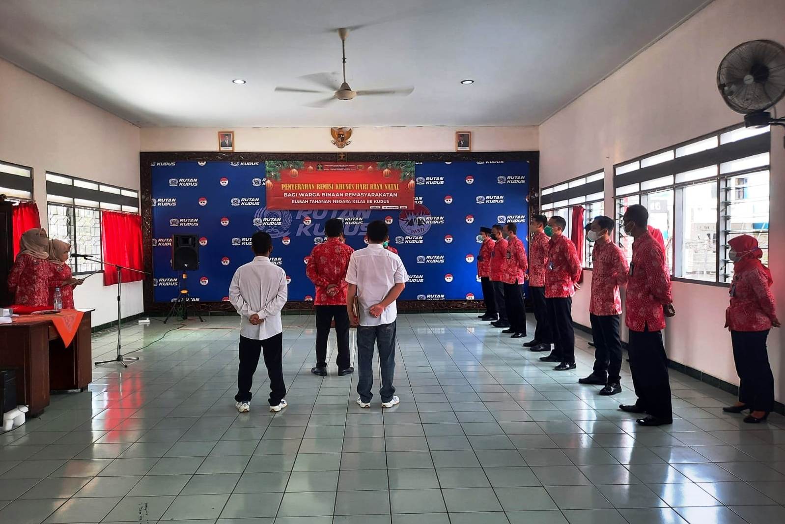  Warga binaan mendapatkan remisi usai perayaan ibadah natal di Rutan Kelas IIB Kudus, Sabtu (25/12/2021).