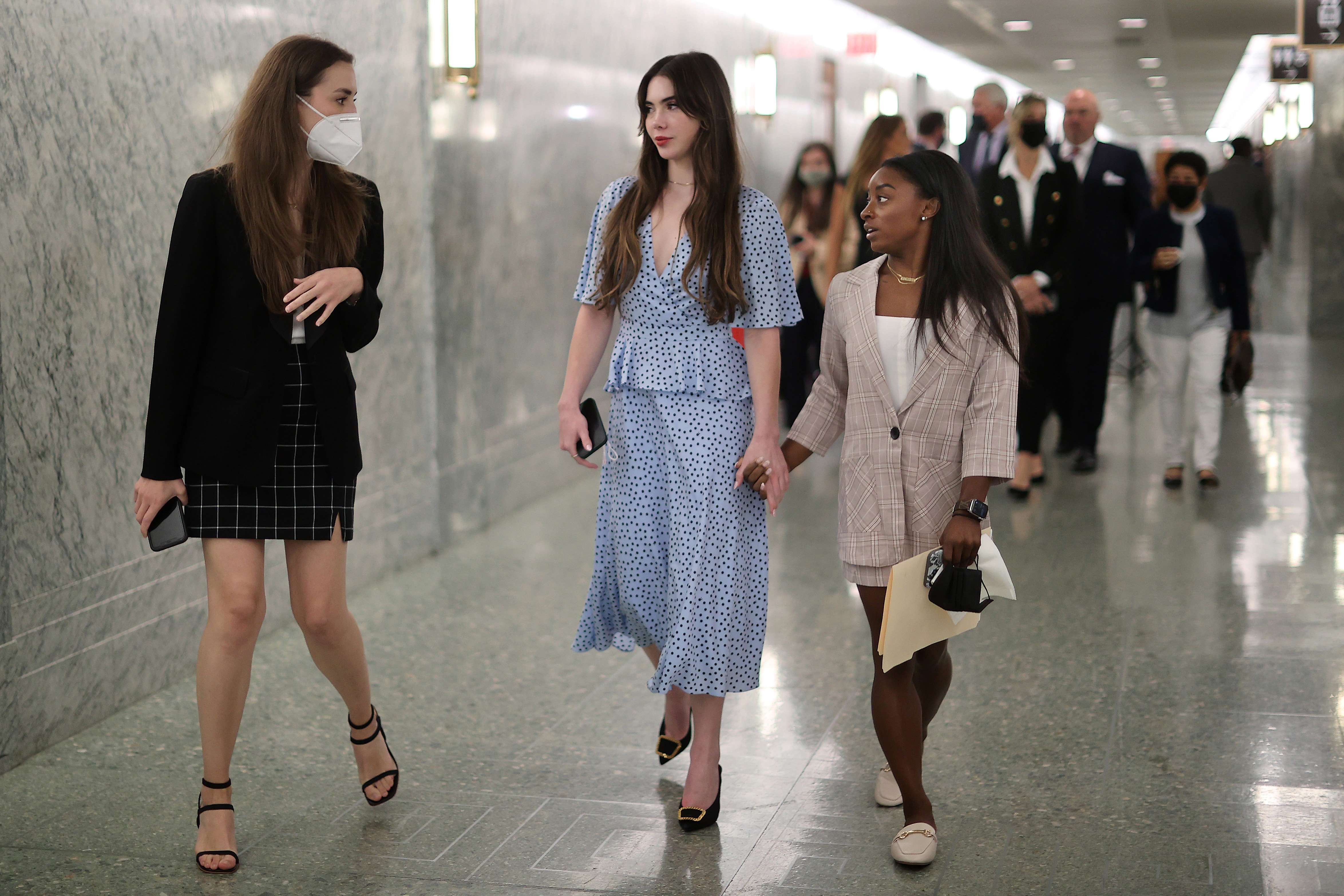 Dua pesenam AS McKayla Maroney dan Simone Biles (bergandeng tangan) usai bersaksi di Senat AS.