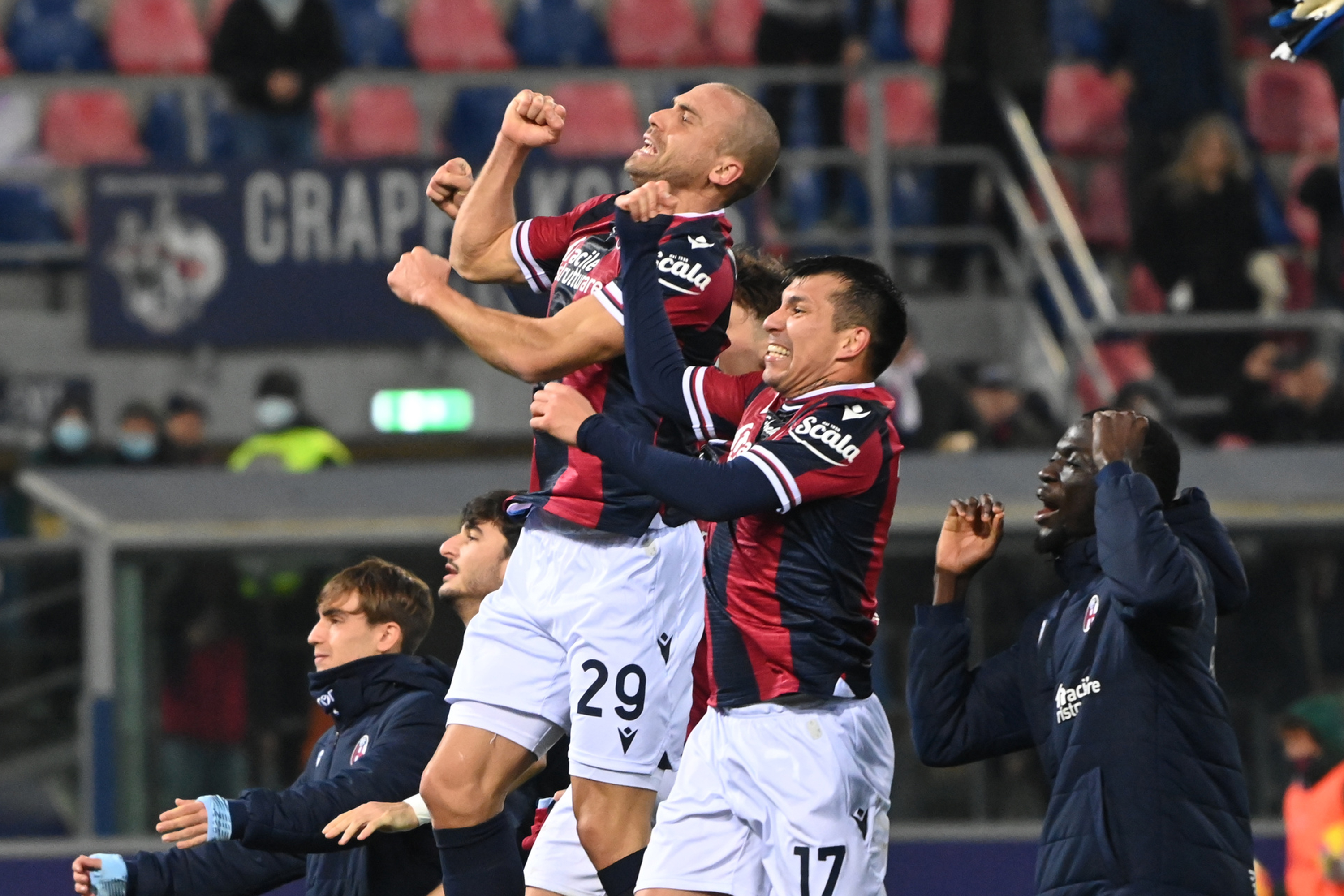 Para pemain Bologna menyapa pendukung mereka usai menang atas AS Roma di laga Serie A.