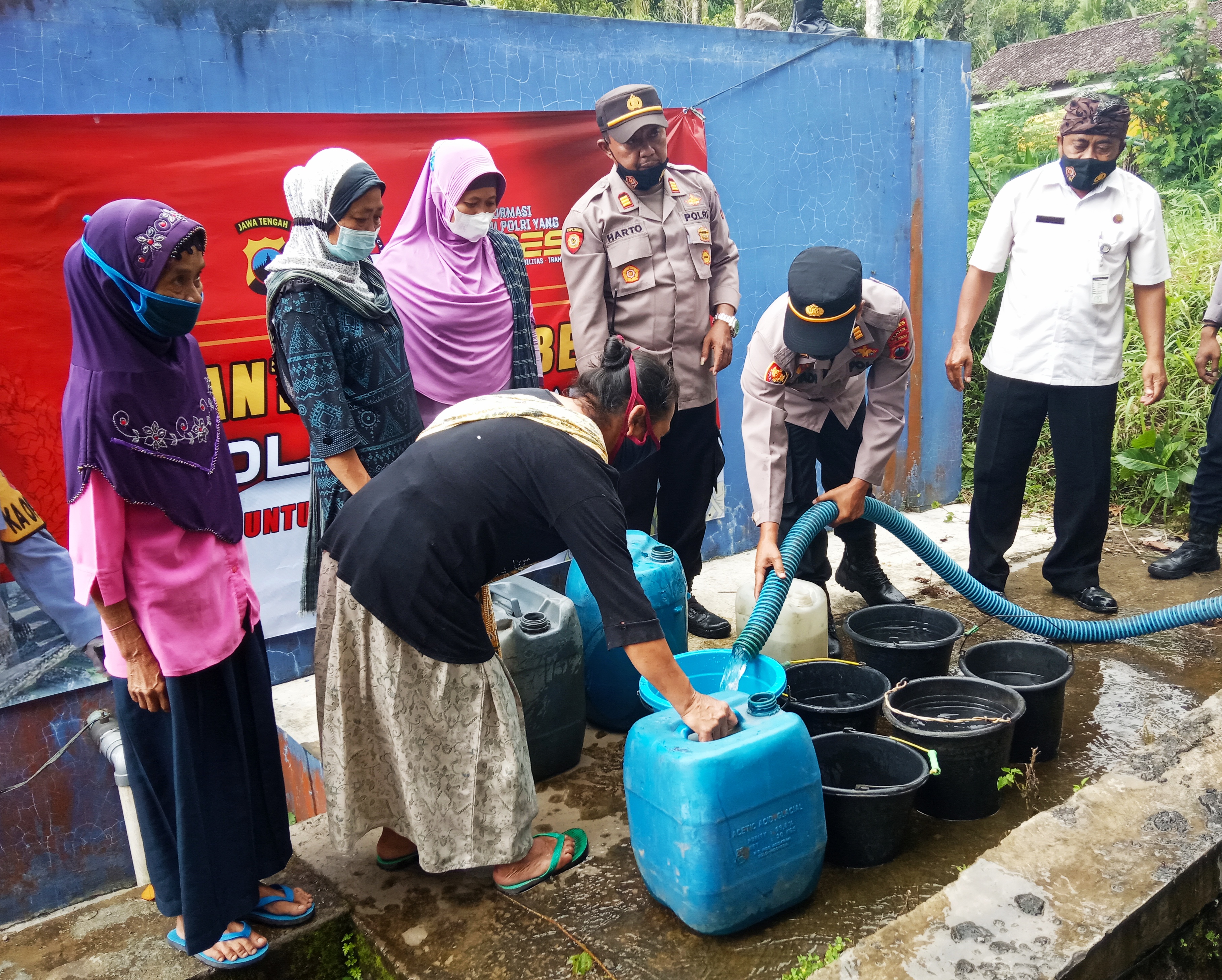 Polres Klaten memasok air bersih untuk warga 