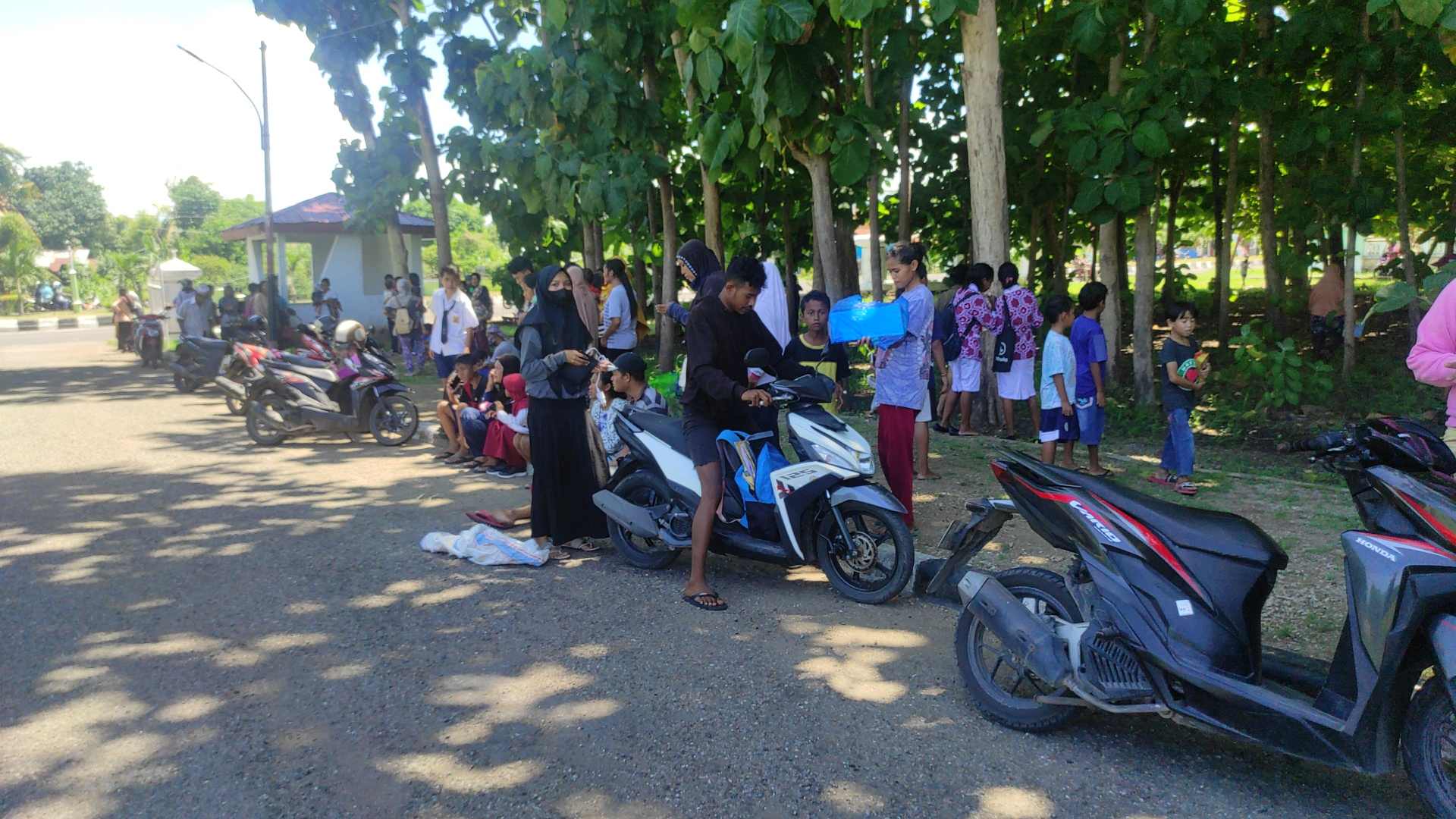  DIGUNCANG GEMPA: Warga di Sikka berhamburan keluar rumah setelah gempa 7,4 M terjadi pagi tadi. BMKG memperkirakan berpotensi tsunami.