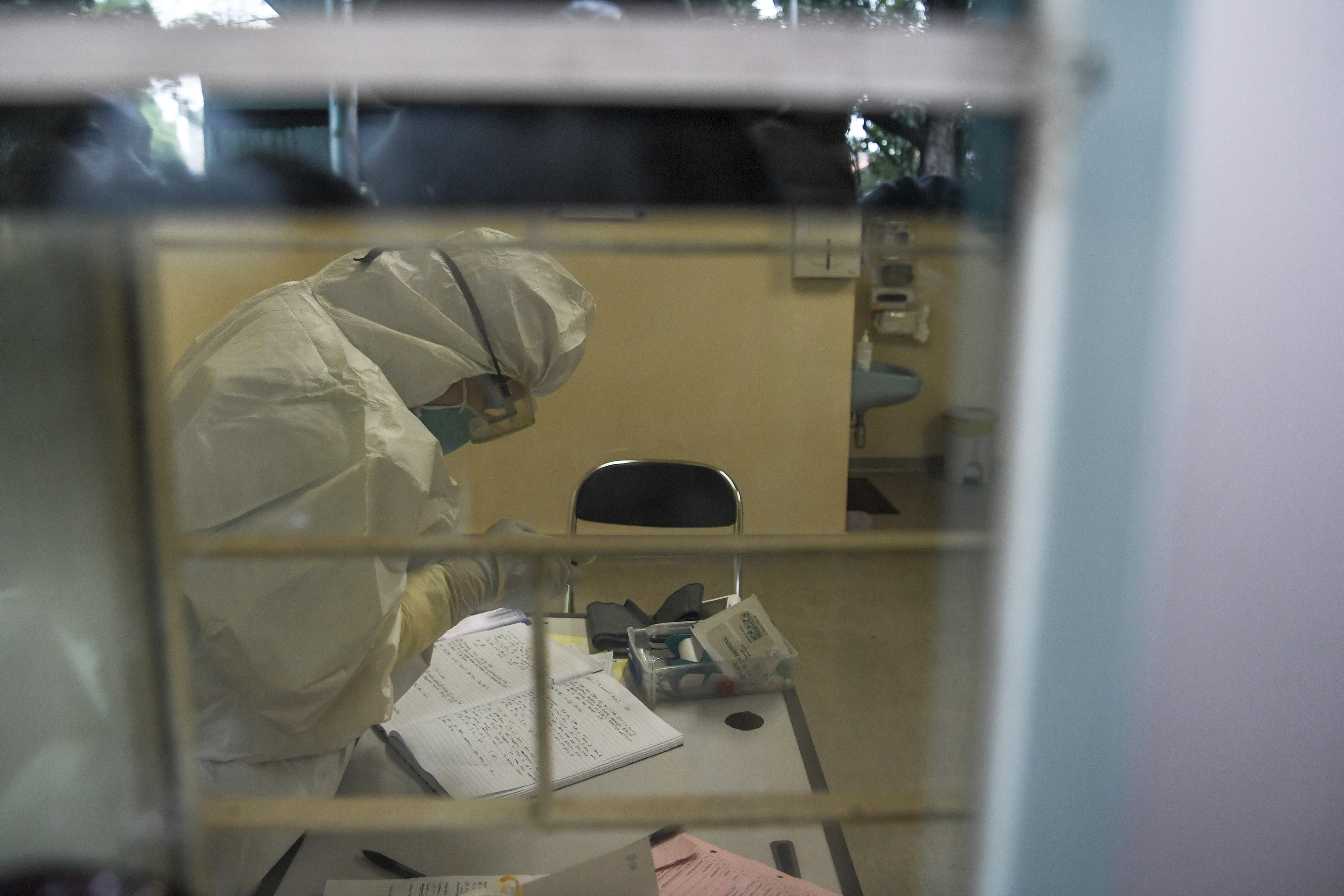 Petugas medis menggunakan alat pelindung diri (APD) di dalam Gedung Pinere, RSUP Persahabatan, Jakarta.