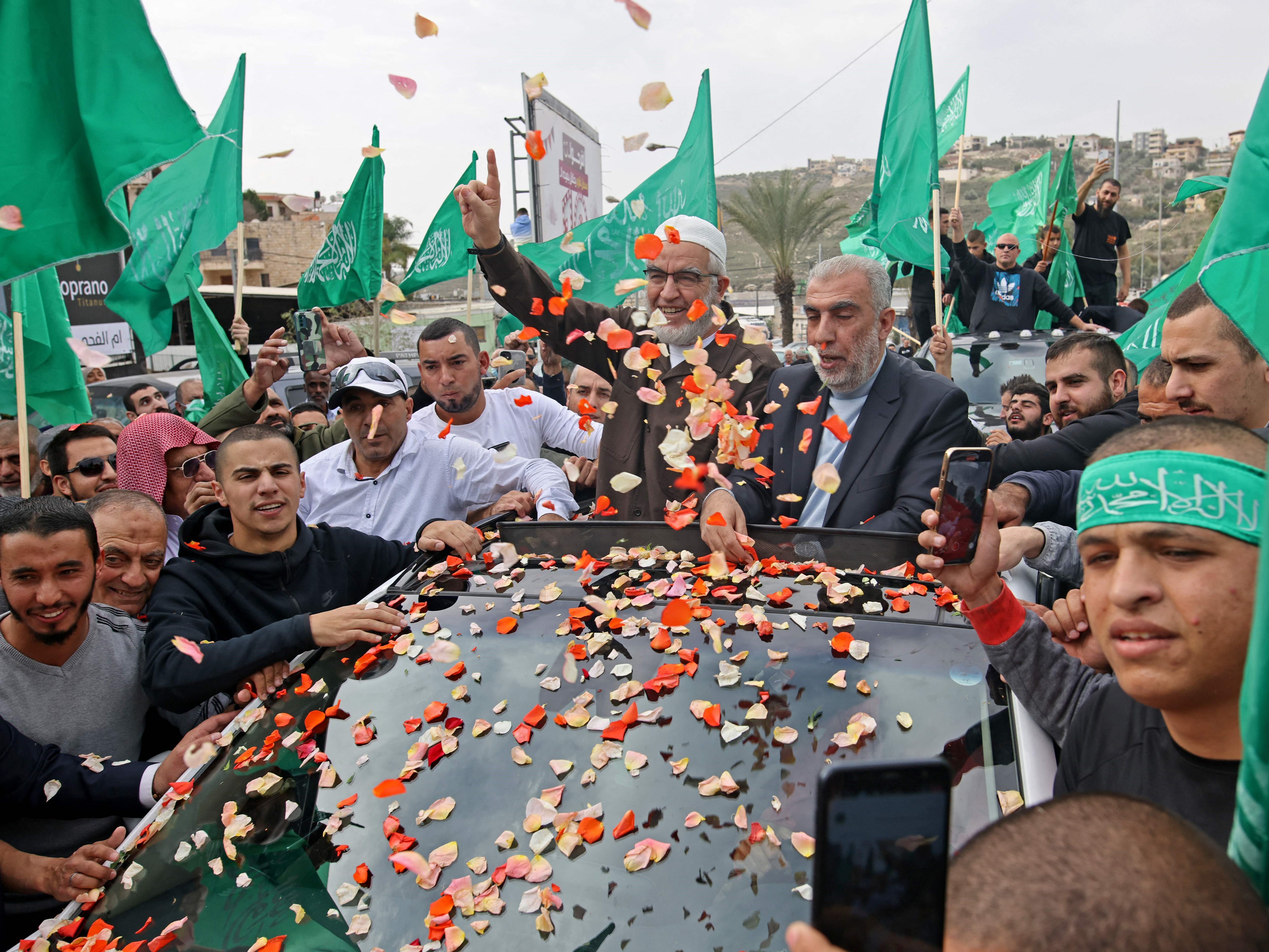 Syeikh Raed Salah (peci), pemimpin cabang utara radikal Gerakan Islam di Israel, merayakan dengan para pendukungnya setelah pembebasannya.