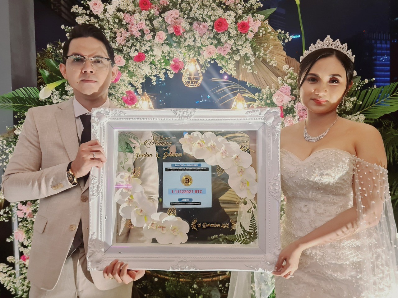 Pasangan mempelai Jordan Simanjuntak dan Johana Dwi Utami menunjukkan mas kawinnya berupa Bitcoin dengan nilai Rp 719 juta. 
