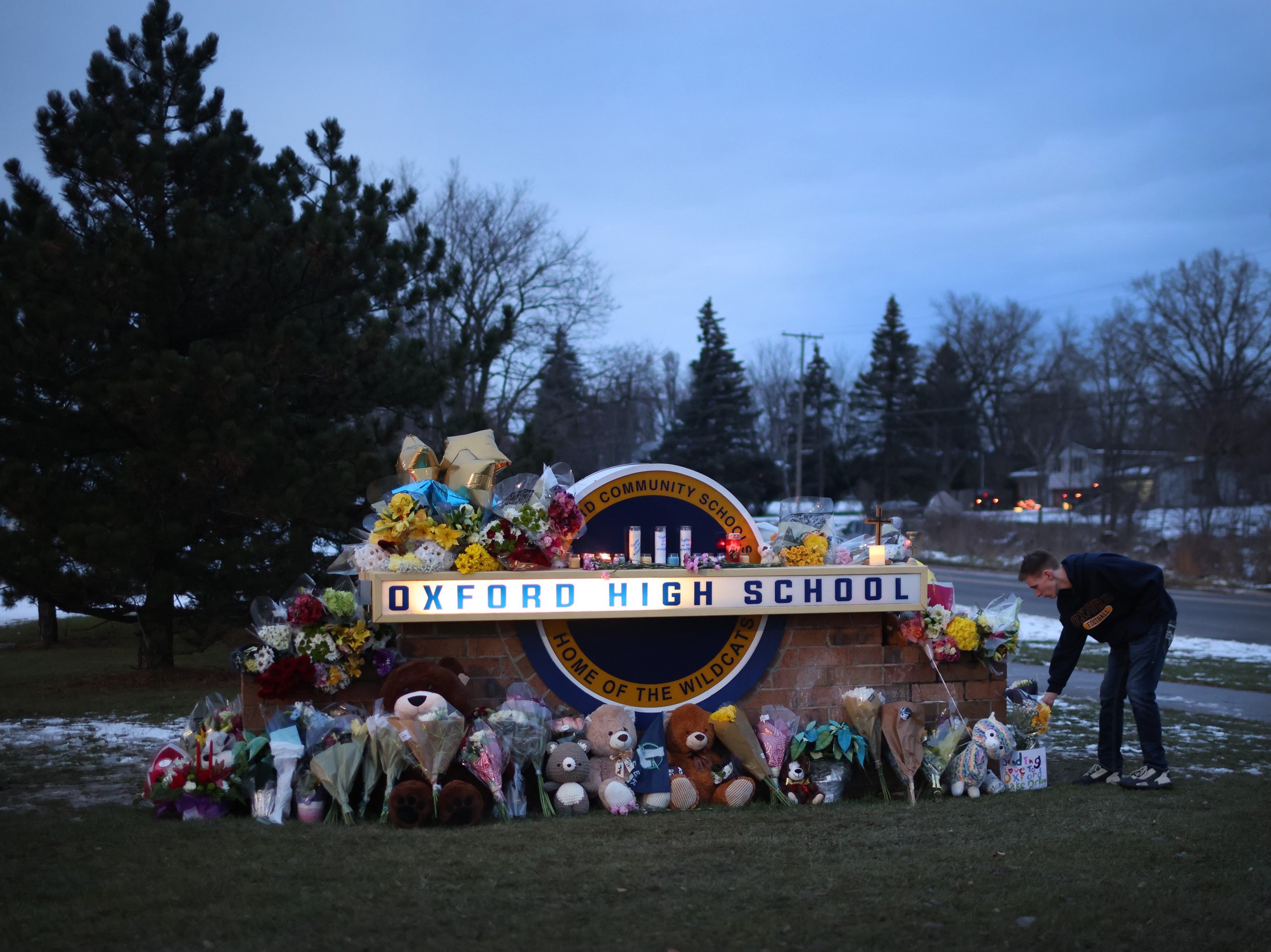 Orang-orang mengunjungi tempat mengenang di luar Oxford High School pada 1 Desember 2021 di Oxford, Michigan.