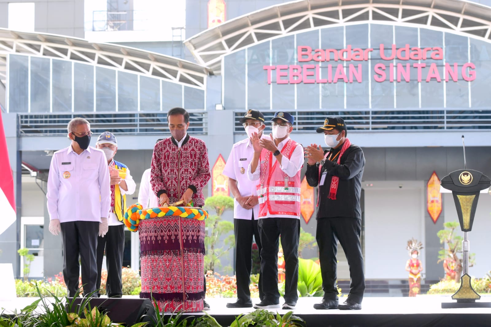 Presiden Joko Widodo meresmikan Bandara Tebelian di Sintang, Kalimantan Barat