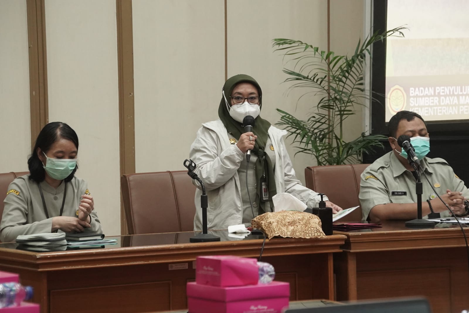 Sekretaris Badan Penyuluhan dan Pengembangan SDM Pertanian Kementerian Pertanian Siti Munifah (tengah).