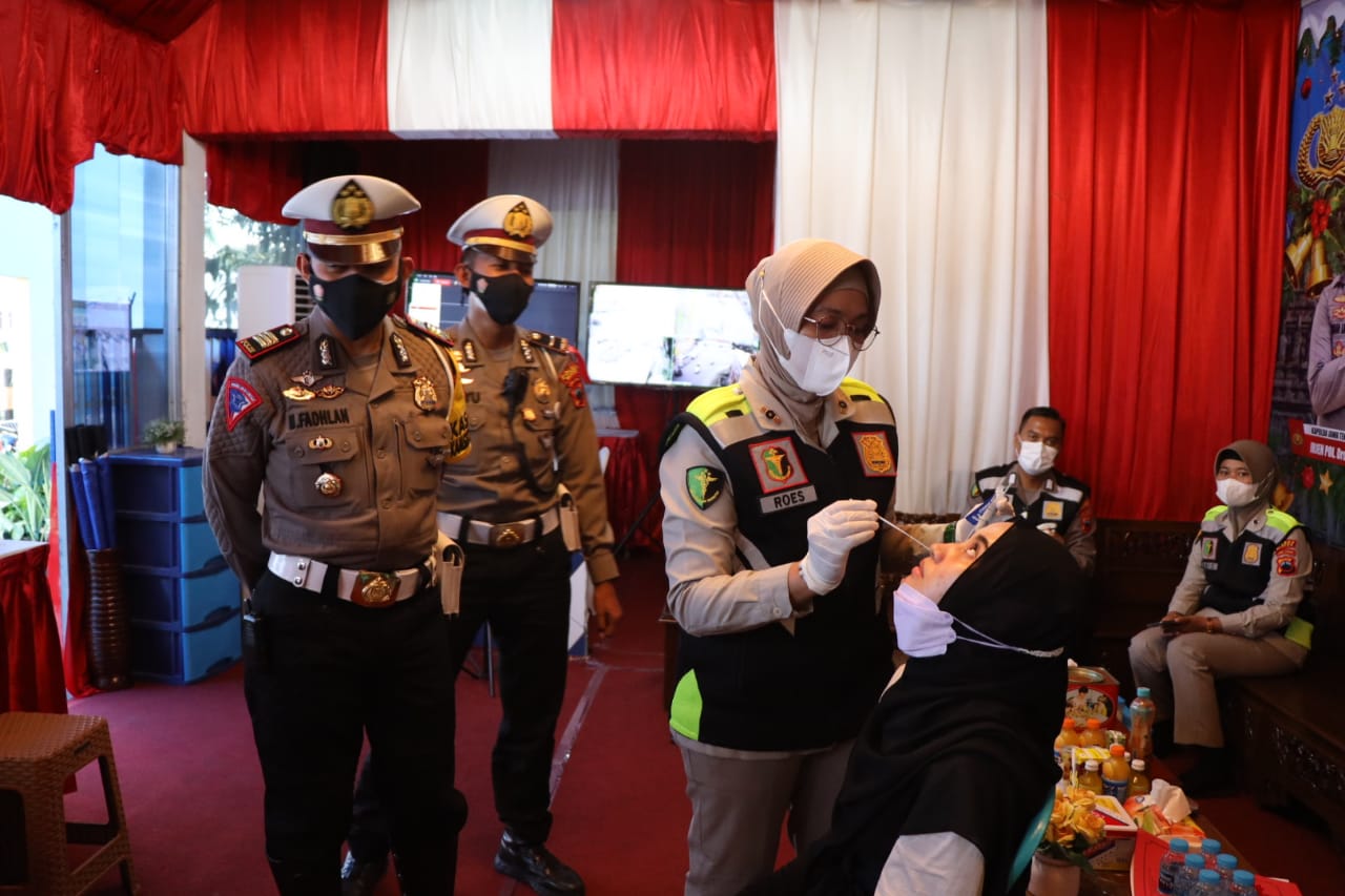 Petugas melakukan pemeriksaan tes antigen kepada seorang warga di Klaten, Jawa Tengah