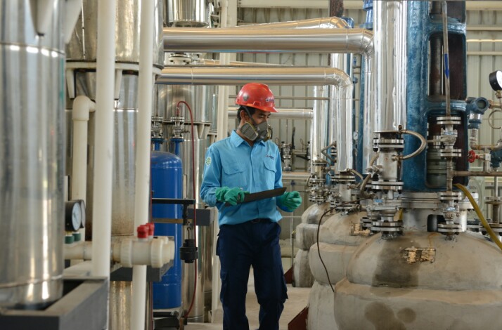 Pekerja PT Timah tbk tengah mengawasi mesin pengolahan timah.