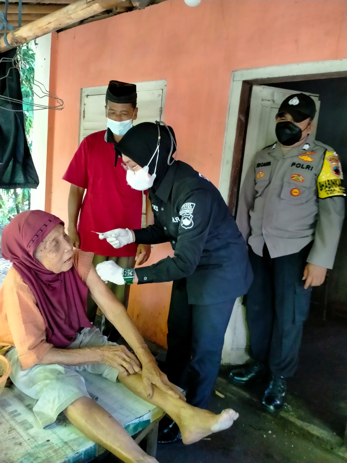 Petugas vaksinator dari Polres Klaten mendatangi warga yang belum divaksin
