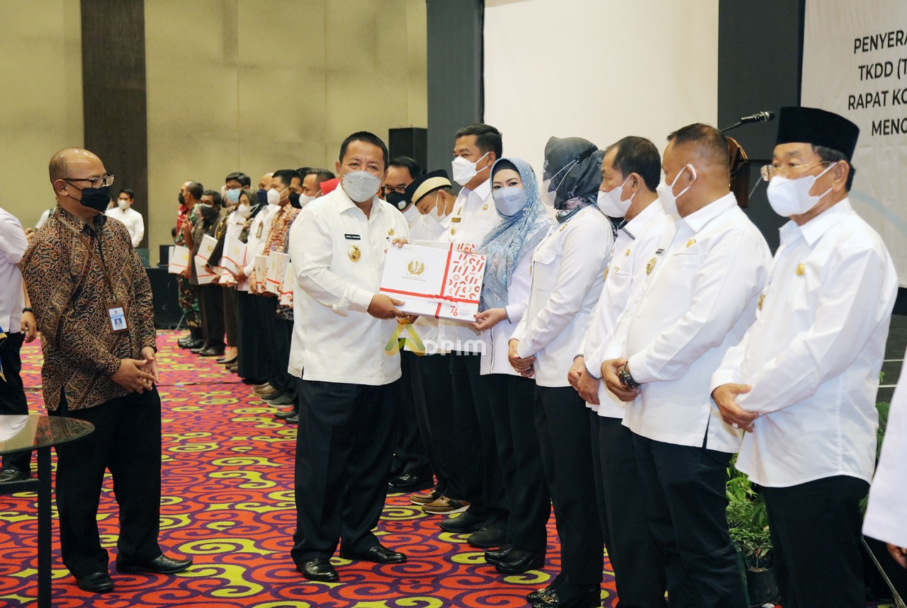 Gubernur Lampung Arinal Djunaidi menyerahkan DIPA dan TKDD Tahun Anggaran 2022 di Kota Bandarlampung, Rabu (1/12). 
