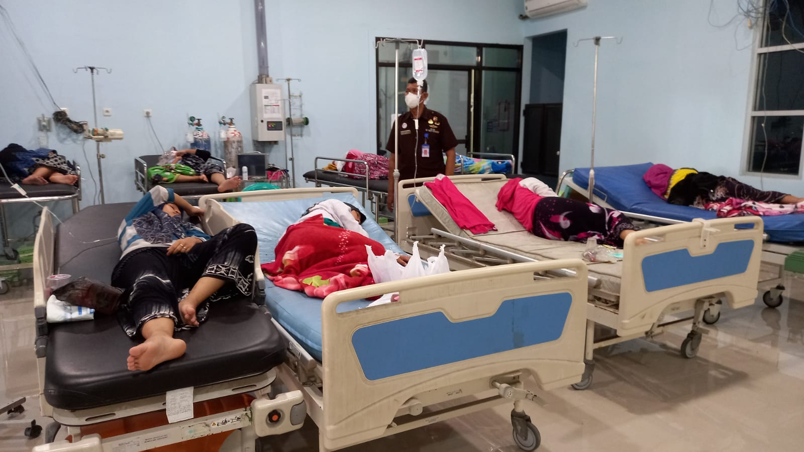 Santriwati Ponpes Putri Assalafiyah Desa Luwungragi, Bulakamba, yang mengalami keracunan menjalani perawatan di IGD RSUD Brebes.