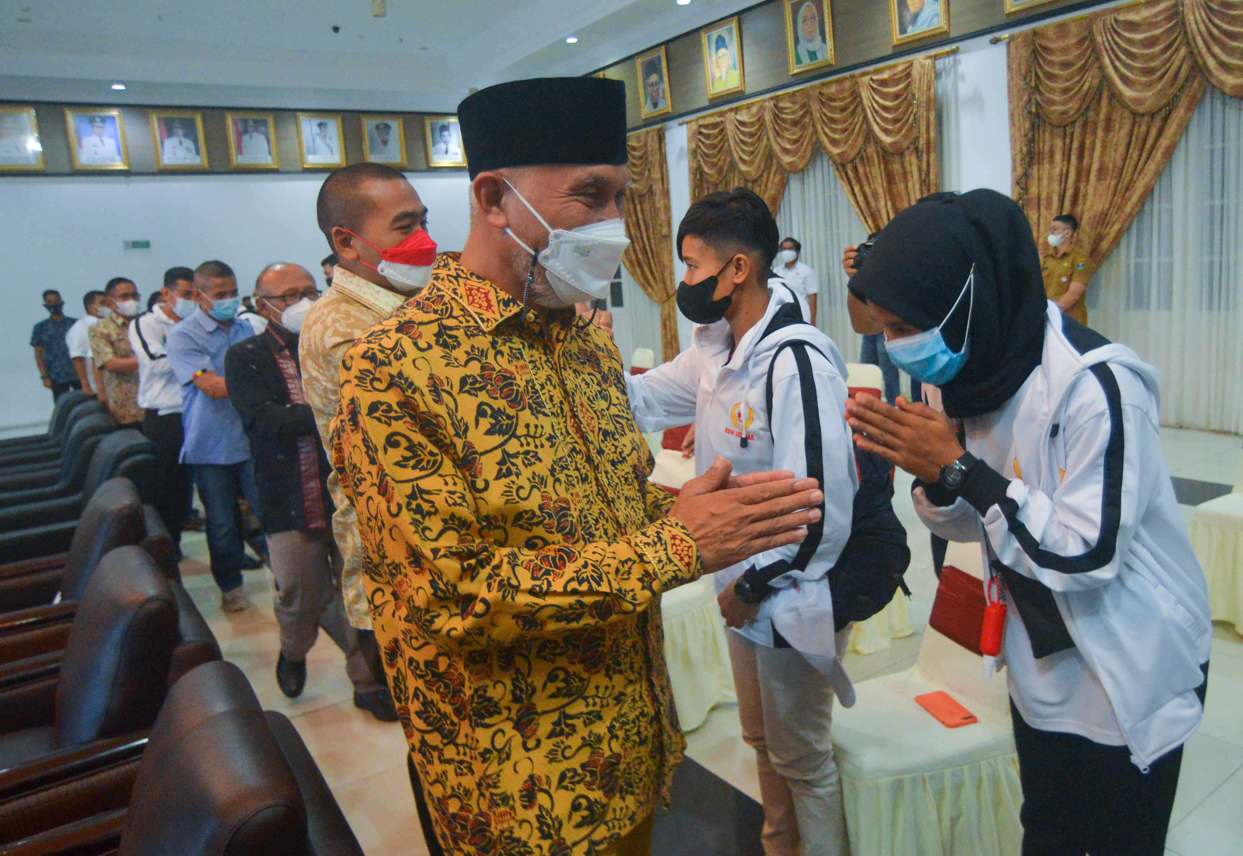 Gubernur Sumatra Barat Mahyeldi Ansrullah (kiri)