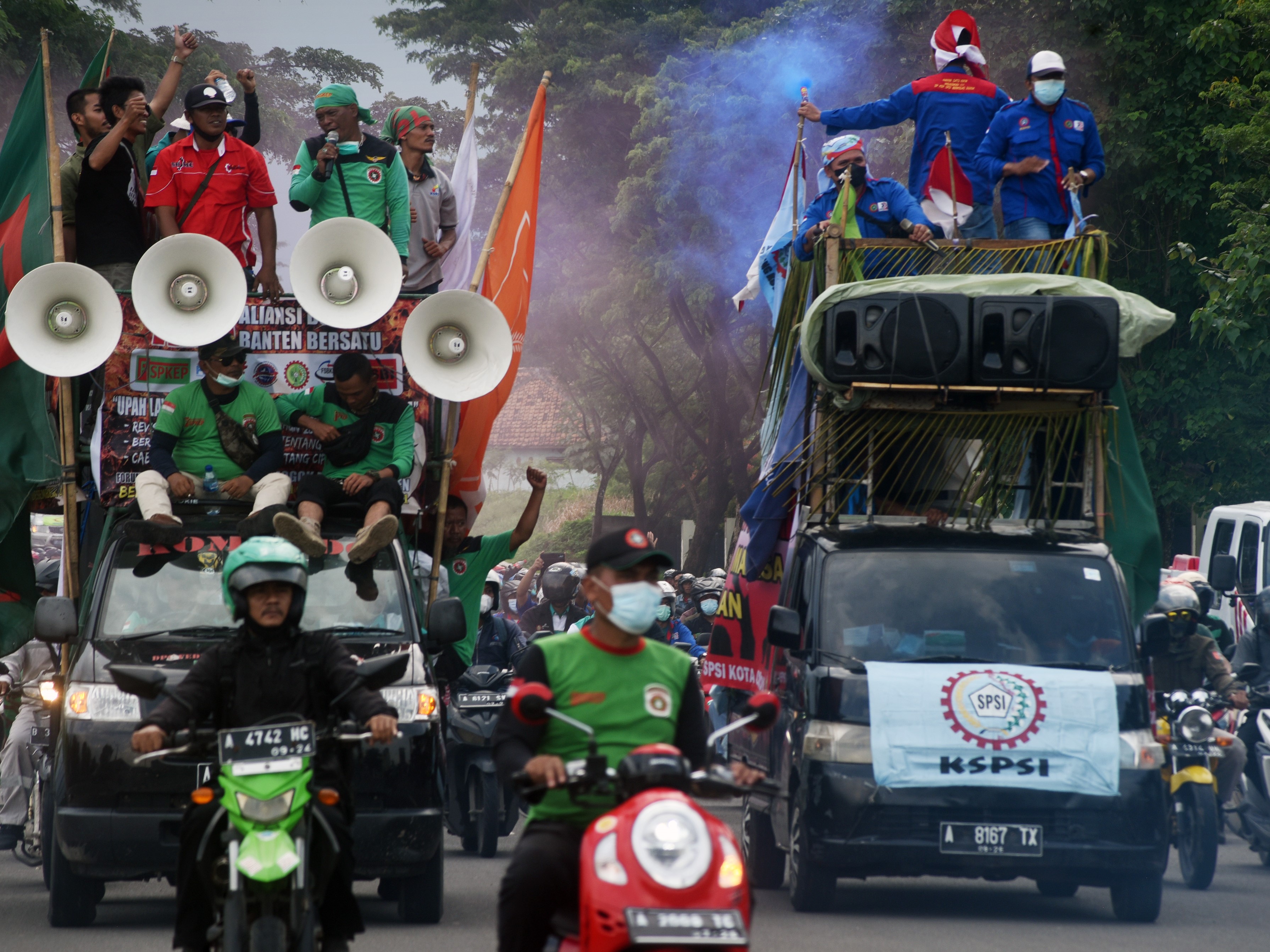 Sejumlah demonstran dari Konfederasi Serikat Pekerja Indonesia berunjuk rasa di depan Kantor Gubernur Banten di Serang, Senin (6/12/2021).