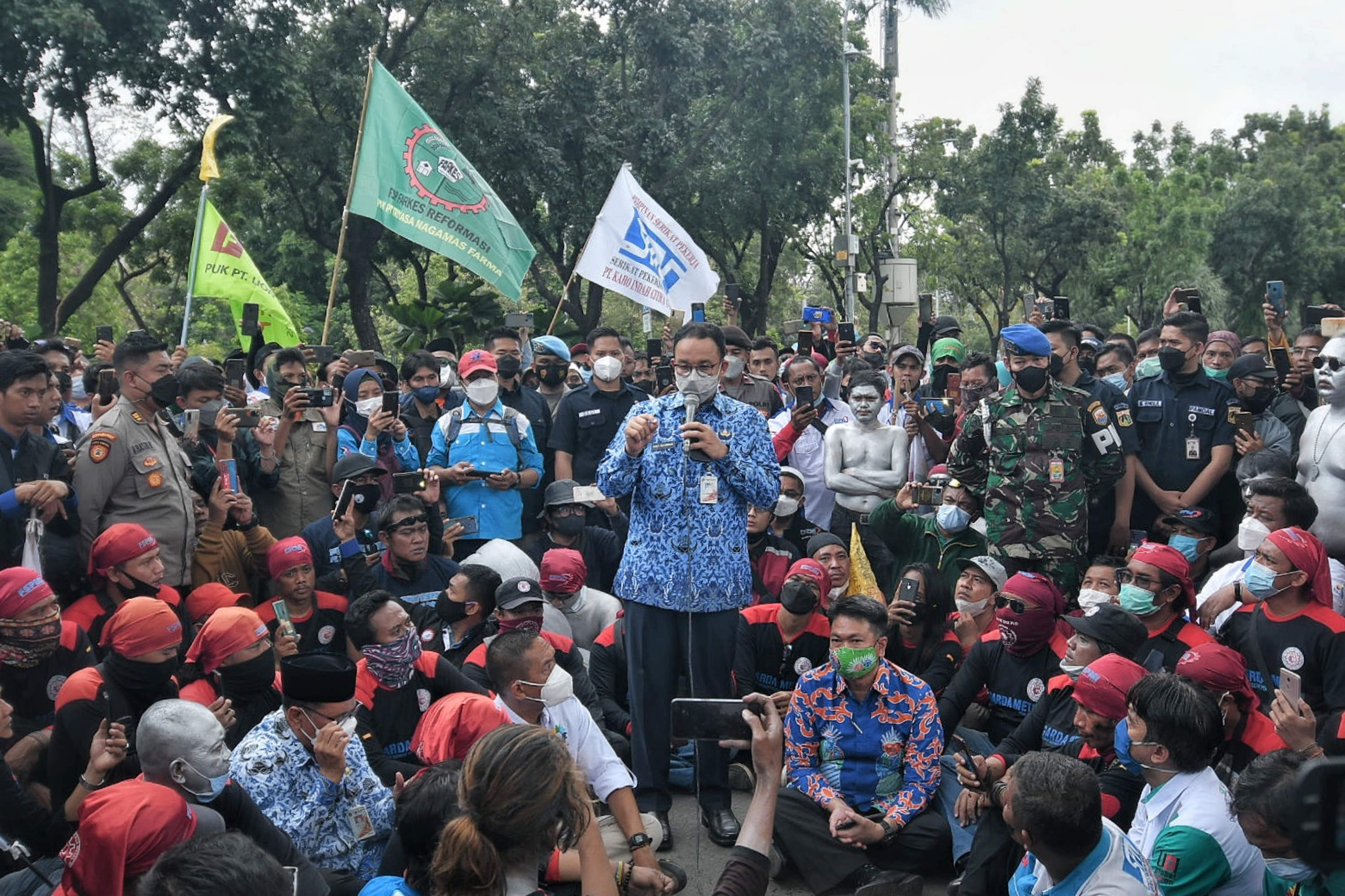 Gubernur DKI Jakarta Anies Baswedan saat menemui massa dari berbagai serikat pekerja yang berunjuk rasa menolak UMP 2022, Senin (29/11/2021)